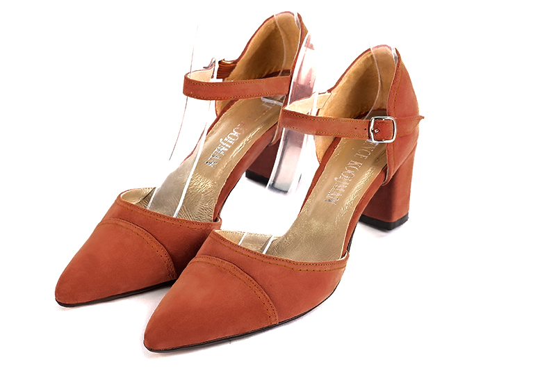 Chaussure cotes ouverts bride cou de pied orange corail. Bout effile. Talon mi haut bottier